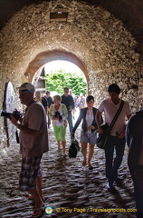 After the Drawbridge Gate is the Vaulted tunnel. This used to be the room of the castle's gate keeper